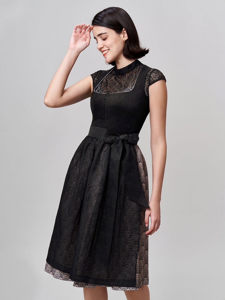 Schwarze Eleganz: Die perfekte Dirndlbluse für Ihr Oktoberfest-Outfit