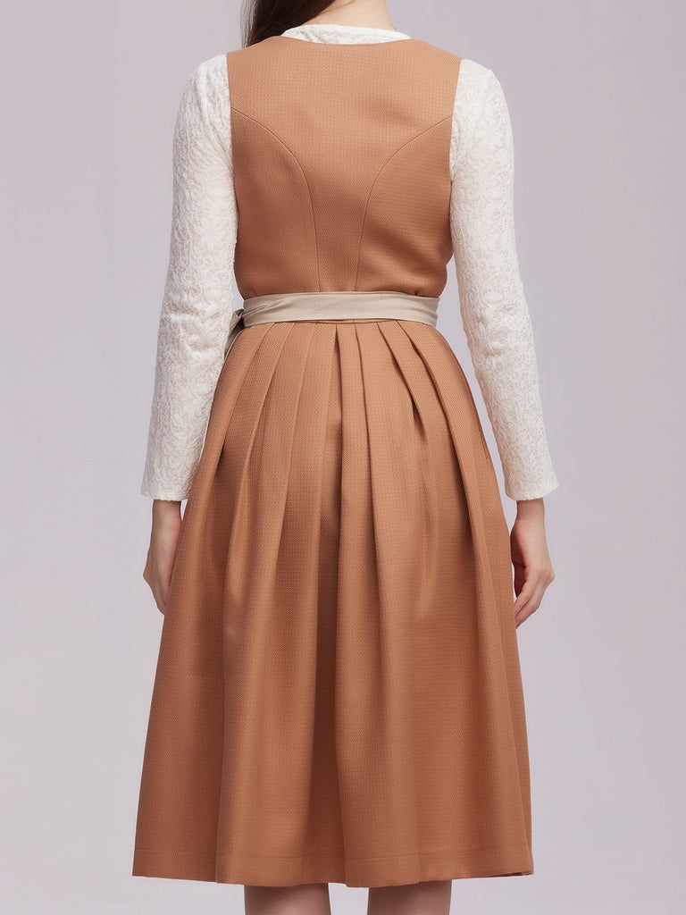 Orange Dirndlschürze, Dirndl Ausschnitt und die Frage: Fallen Dirndl größer oder kleiner aus?