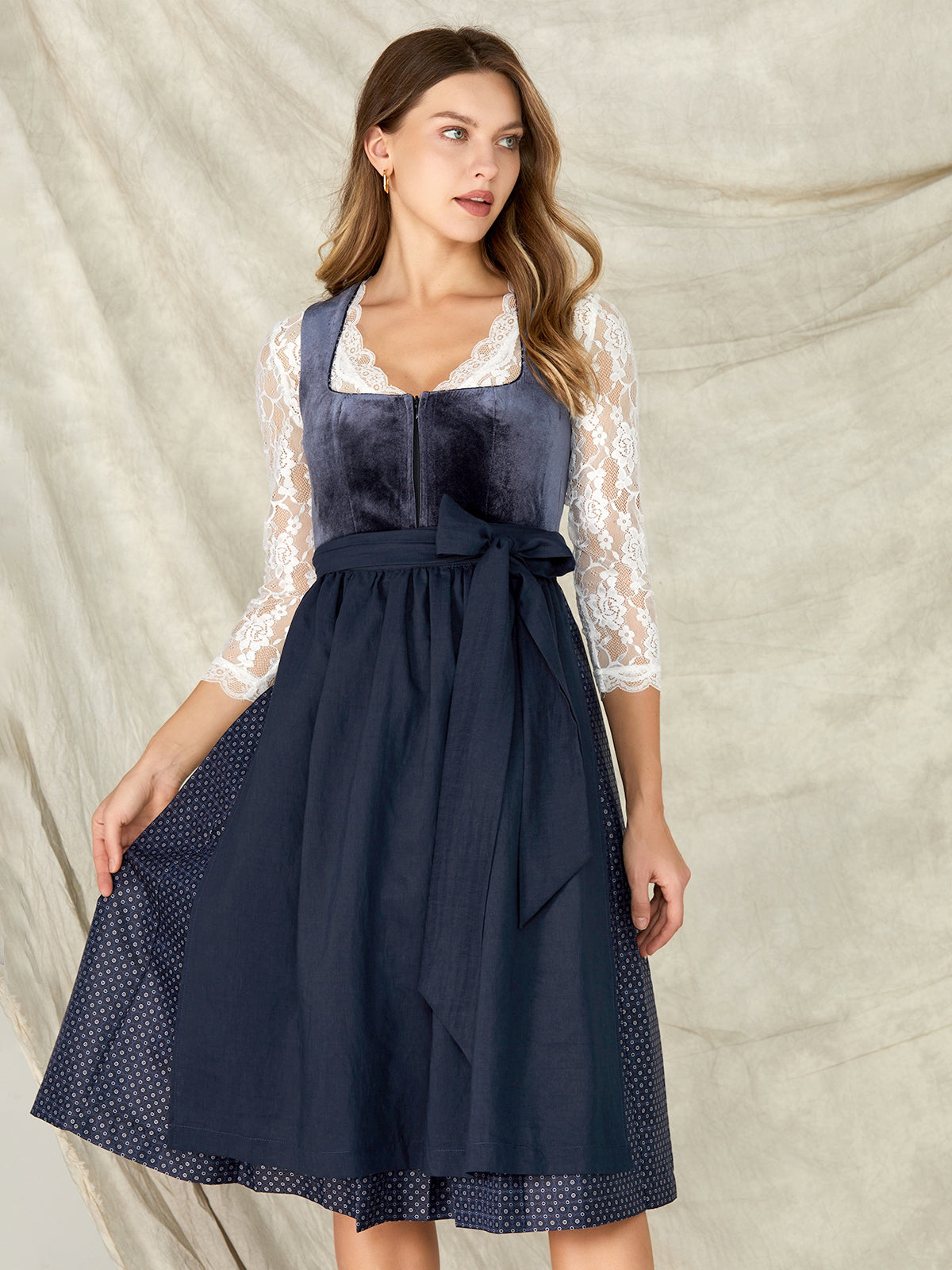 Edelnice Trachtenmode Exclusieve designer midi opstaande kraag Dirndl Marianna incl. kant dirndlschort en charivari Gr. 32-54, blauw, 46 Edelnice Trachtenmode Exclusieve designer midi opstaande kraag Dirndl Marianna incl. kant dirndlschort en charivari Gr. 32-54, blauw, 46